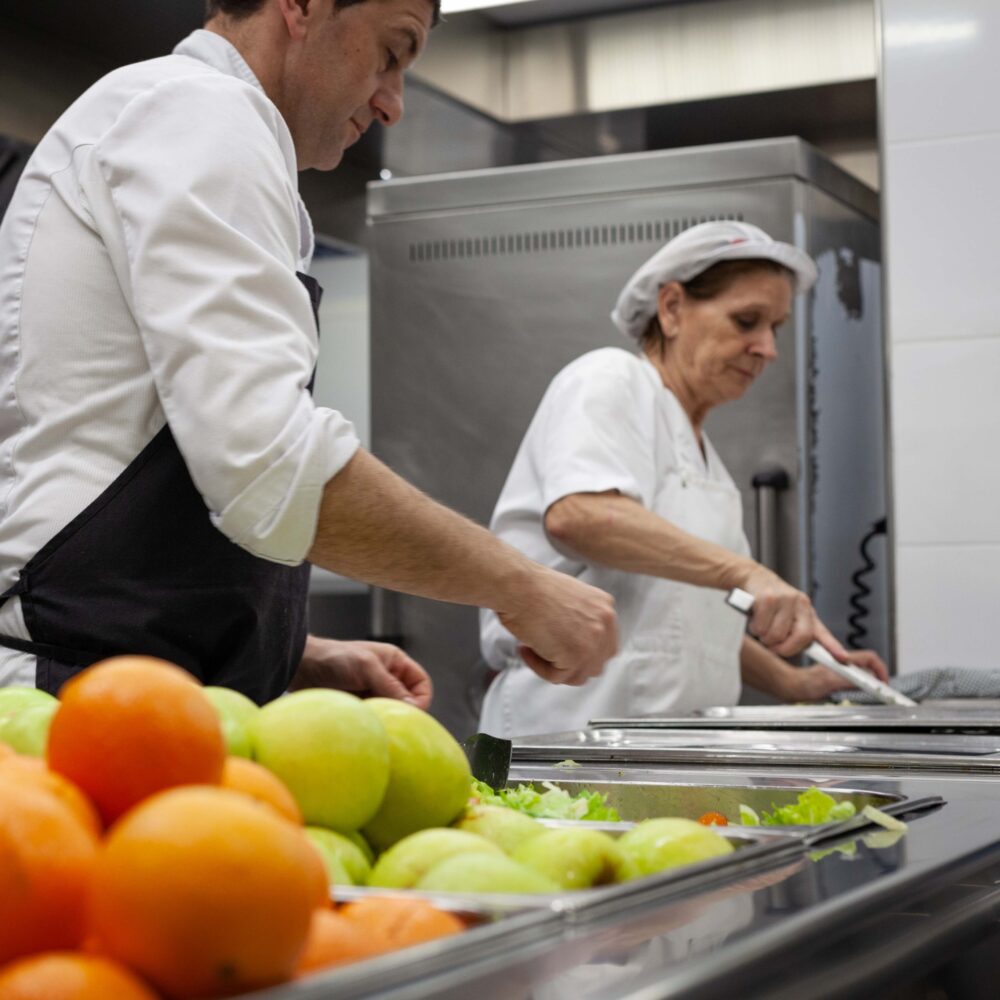 L'equip de cuina preparant el menjar